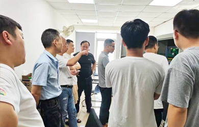 银河电气组织生产部学习电气柜安装布线工艺